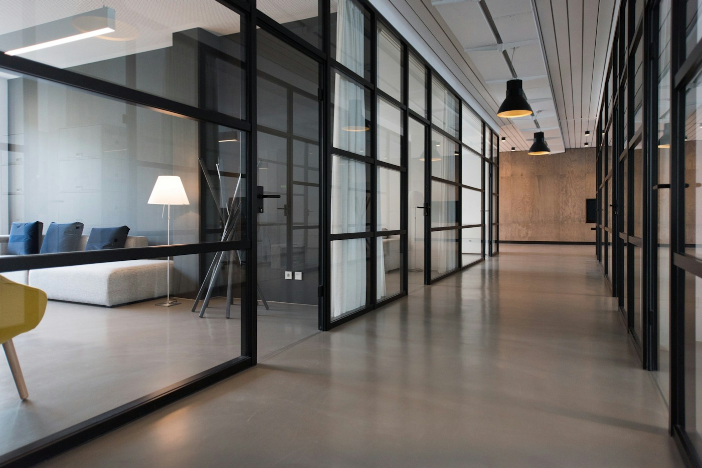 Ambiente de trabalho contemporâneo, representando a conexão entre tecnologia e negócios